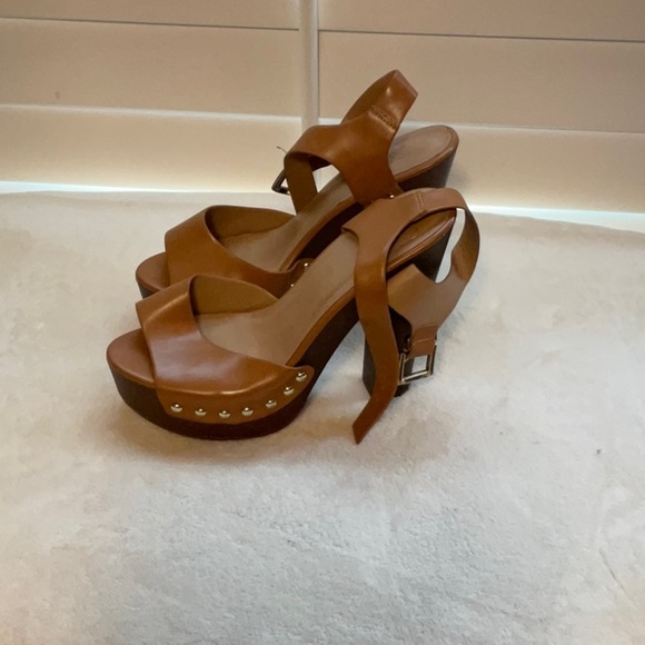 Chic Tan Women's Platform Sandals - Picture 4 of 7